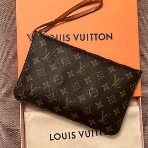 Brown Louis Vuitton Wristlet 💋